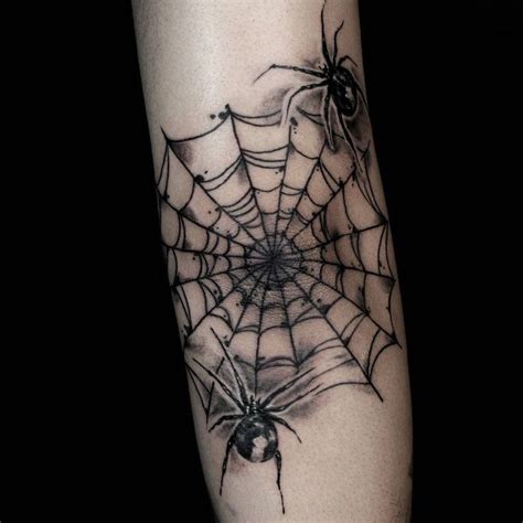 tatuaje de araña en el brazo|60 Tatuajes de Arañas con significados • 2024